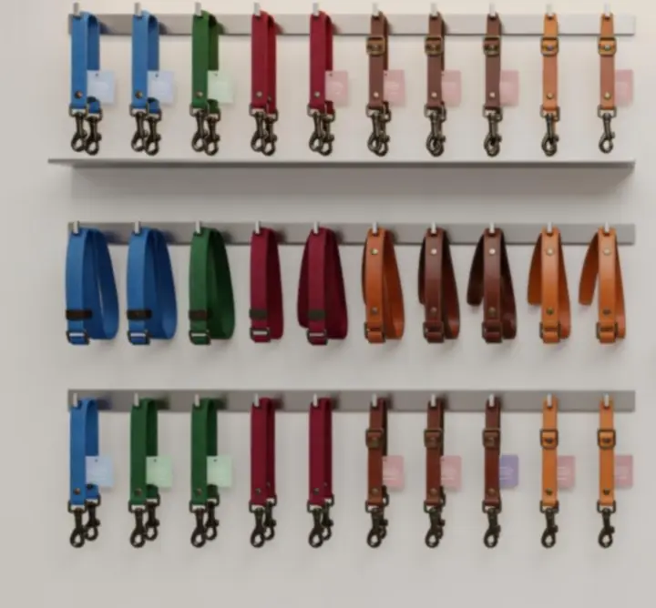 Nowoczesne smycze dla psów i kotów wyeksponowane na jasnym tle